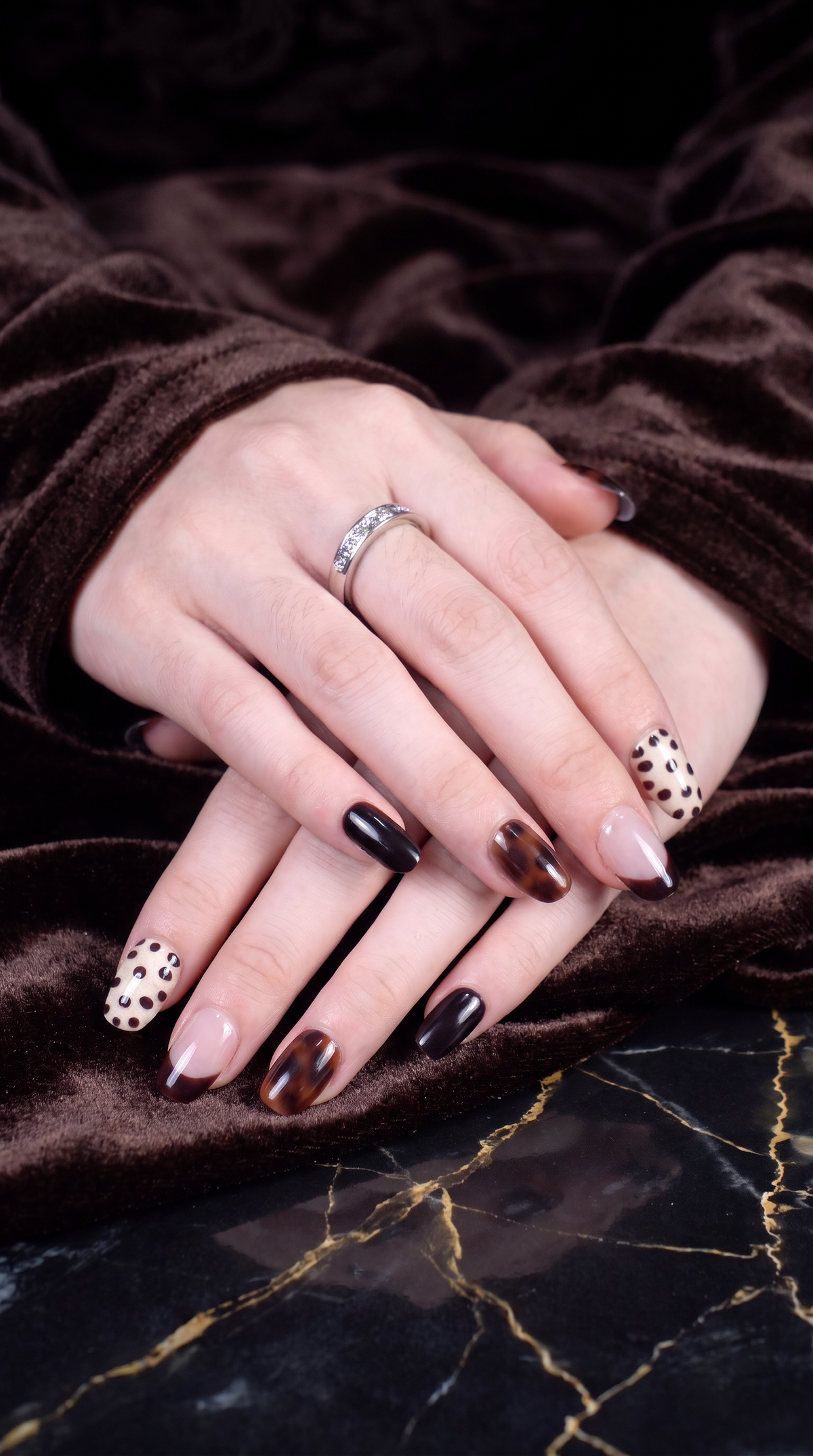 Aries II Press-On Nails Gift Set with Aries Necklace | 30pcs Reusable Red & Cream Zodiac Nail Set