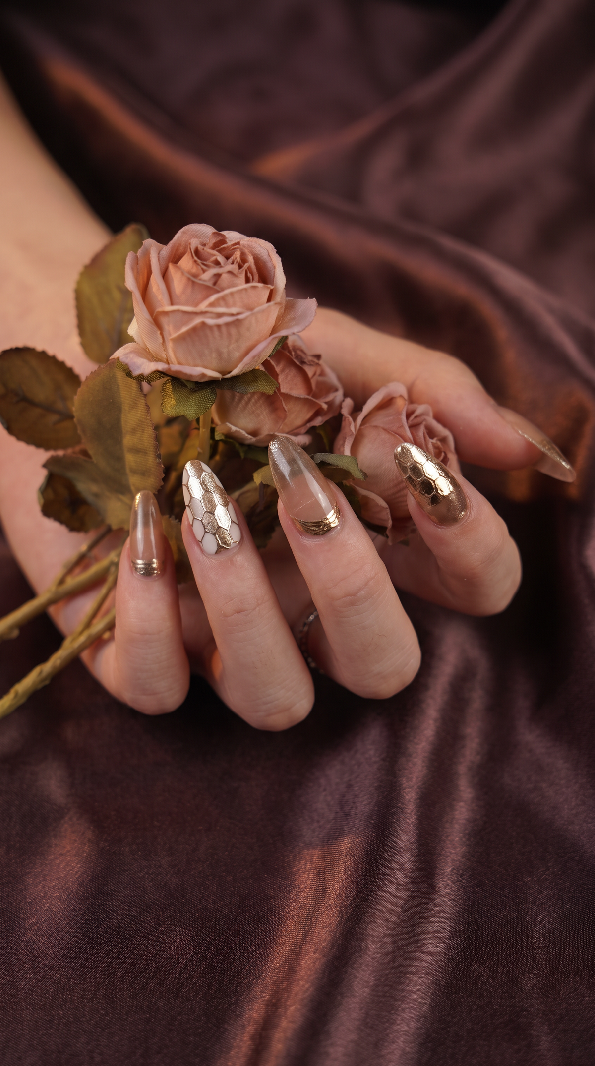 Cancer II Press-On Nails Gift Set With Cancer Necklace | 30pcs Reusable Nude & Gold Zodiac Nail Set